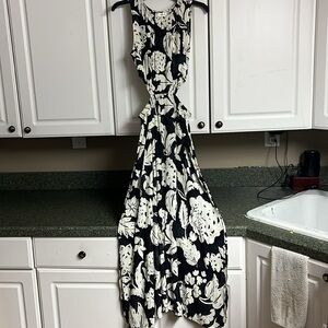 Mango sleeveless dress
Size: 4/Small 
Color: distressed black/cream